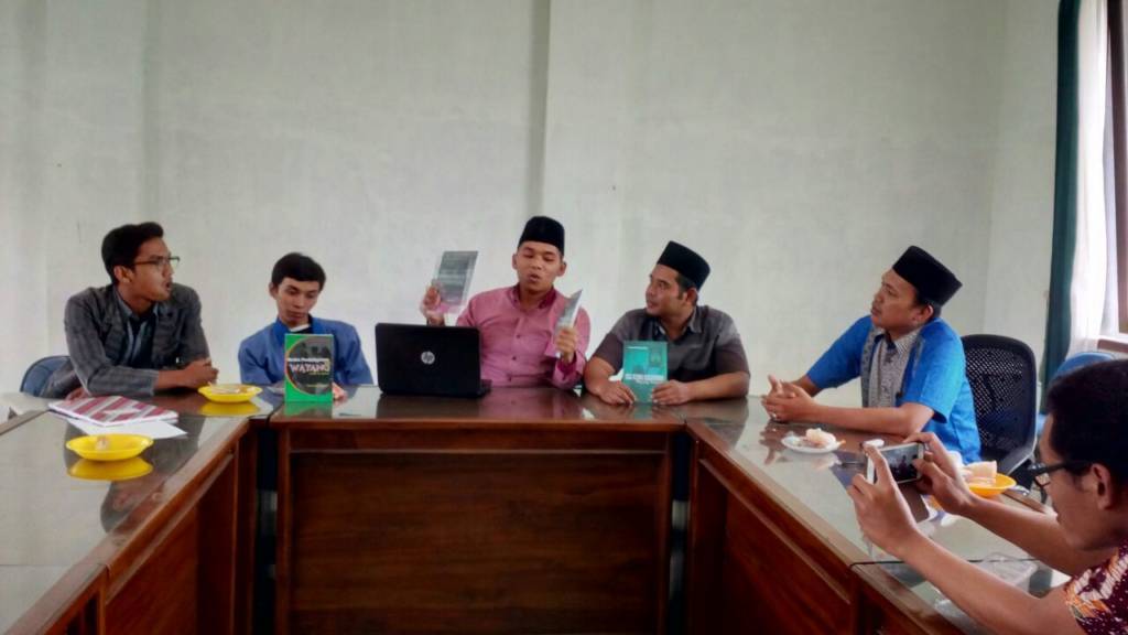 Rayakan Hari Guru Nasional (HGN) Dosen-dosen STAINU Temanggung rilis buku. Foto: Dul/Istimewa/NUSANTARANEWS