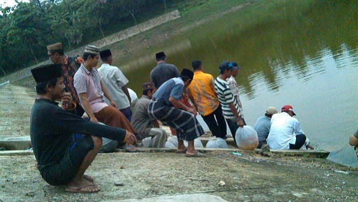 Pelepasan 12000 bibit ikan ait tawar di embung Desa Larangan Perreng Kecamatan Pragaan Kabupaten Sumenep. Foto Mahdi/ NusantaraNews