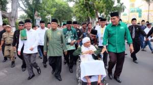 Peserta pawai dilepas Ketua Umum PBNU, KH Said Aqil Siroj, Walikota Mataram, H. Ahyar Abduh, Sekjen PBNU H. Helmy Faisal Zaini beserta Menteri Pemuda dan Olahraga (Menpora) H. Imam Nahrowi. Pawai ini semakin semarak dengan hadirnya salah satu kyai khos NU dari NTB, TGH Turmudzi Badaruddin yang juga Dewan Mustasyar PBNU. Foto: Dok. Panitia