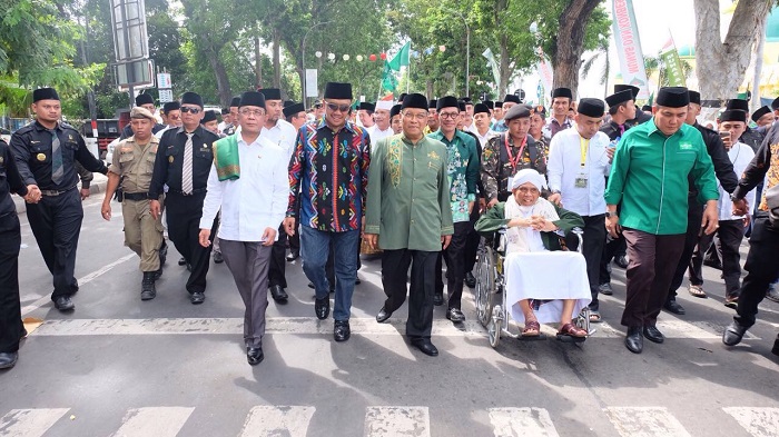 Peserta pawai dilepas Ketua Umum PBNU, KH Said Aqil Siroj, Walikota Mataram, H. Ahyar Abduh, Sekjen PBNU H. Helmy Faisal Zaini beserta Menteri Pemuda dan Olahraga (Menpora) H. Imam Nahrowi. Pawai ini semakin semarak dengan hadirnya salah satu kyai khos NU dari NTB, TGH Turmudzi Badaruddin yang juga Dewan Mustasyar PBNU. Foto: Dok. Panitia