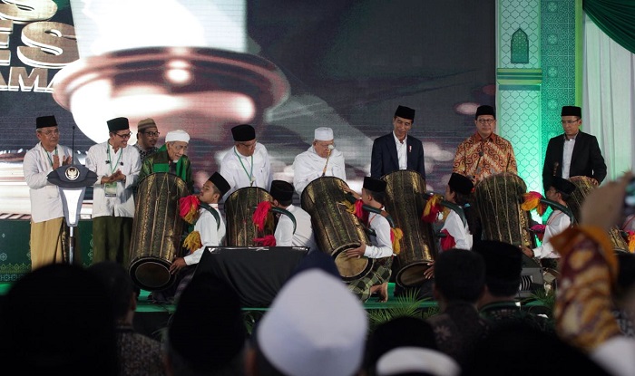 Pembukaan Munas dan Konbes ini ditandai dengan pemukulan beduk oleh Jokowi bersama Ketua Umum Pengurus Besar Nahdlatul Ulama (PBNU) KH. Said Aqil Siroj, kyai khos NU, KH. Maimun Zubair, Ketua Umum Majelis Ulama Indonesia (MUI) KH. Ma'ruf Amin, Menteri Agama RI, Lukman Hakim Saifuddin dan Gubernur NTB, Dr. TGH. M. Zainul Majdi. Foto: Doj. Munas Alim Ulama 2017