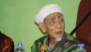 Mustasyar Pengurus Besar Nahdlatul Ulama (PBNU) KH Maimoen Zubair (Mbah Maimoen) memberikan pengarahan pada forum bahtsul masail ad-diniyah al-waqi'iyah Musyawarah Nasional (Munas) Alim Ulama NU 2017, Mataram, Jumat (24/11). Foto: Dok. Munas Alim Ulama