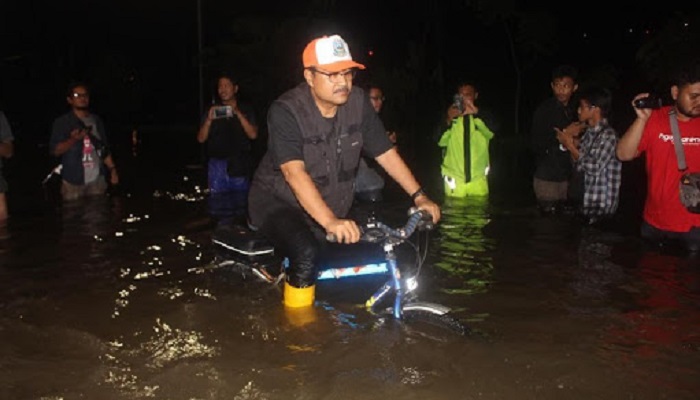 Wakil Gubernur Jawa Timur Saifullah Yusuf (Gus Ipul) minta masyarakat pesisir selatan Jawa Timur tetap memawaspadai dampak siklon tropis Cempaka yang terbentuk di selatan Pacitan. Foto: Tri Wahyudi/NusantaraNews