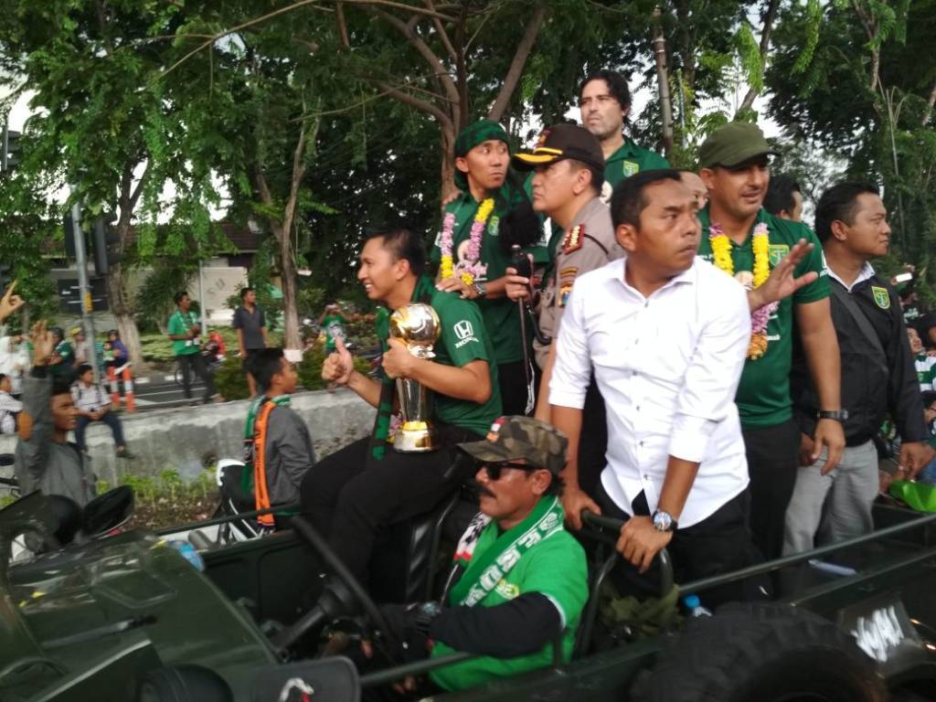 Rombongan tim Persebaya Surabaya menaiki jeep terbuka diikuti CEO Persebaya Azrul Ananda dan Kapolrestabes Surabaya Kombes Pol Mohammad Iqbal, Rabu (29/11/2017). Foto: Tri Wahyudi/NusantaraNews