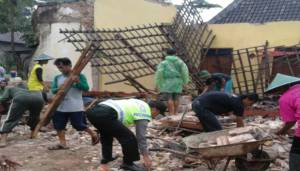 Kepolisian Ponorogo bersama-sama masyarakat memperbaiki rumah roboh akibat bencana alam di Ponorogo. Foto: Muh Nuscholis/NusantaraNews