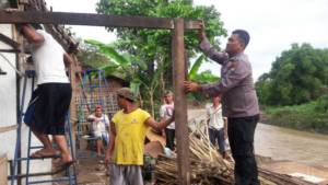 Kepolisian Ponorogo bersama-sama masyarakat memperbaiki rumah roboh akibat bencana alam di Ponorogo. Foto: Muh Nuscholis/NusantaraNews