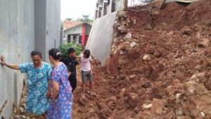 Alat berat masih dilokasi kejadian longsor di proyek Taman Baca di kawasan Ciganea Purwakarta. Foto: Fuljo/Kris/NusantaraNews