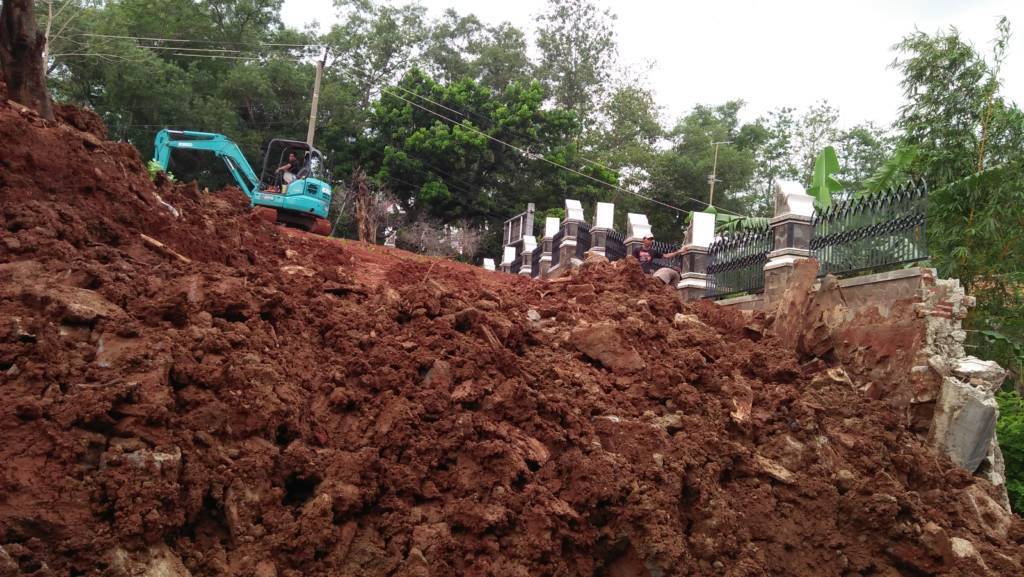 Alat berat masih dilokasi kejadian longsor di proyek Taman Baca di kawasan Ciganea Purwakarta. Foto: Fuljo/Kris/NusantaraNews