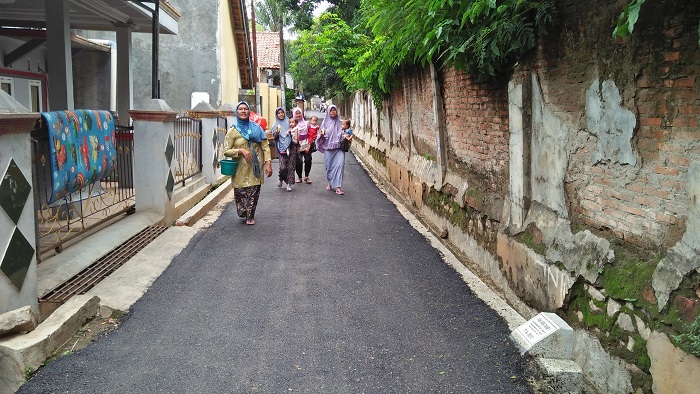 Warga desa sedang berjalan di pengerjaan jalan lingkungan Bantuan dana desa di desa Ciwang, Purwakarta. Foto Fuljo/ NusantaraNews