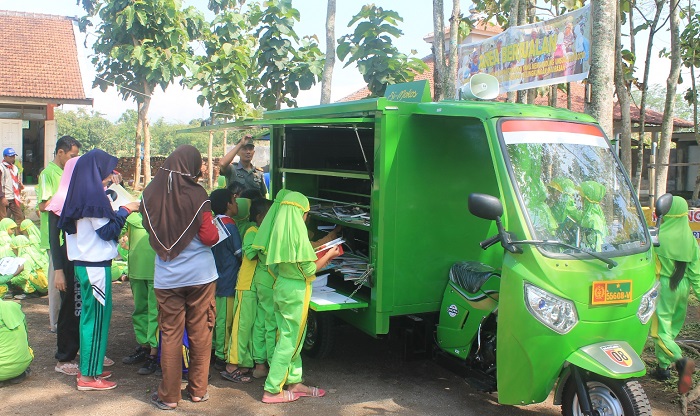 Siswa MI Negeri Sumbersari Sambut Ceria Kedatangan “Si Mokos”. Foto Sis24/ NusantaraNews