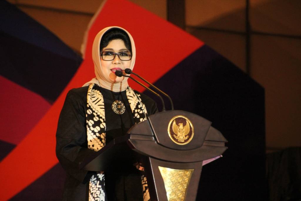 Nina Soekarwo memberikan sambutan pada acara peringatan Hari Ikan Nasional & Pemilihan Duta Gemarikan 2017 di Pakuwon Surabaya. Foto: Tri Wahyudi/NusantaraNews