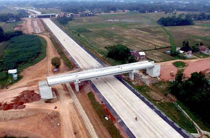 Foto aerial pembangunan jalan Tol Trans Sumatera ruas Bakauheni – Terbanggi Besar paket 4 di Kawasan Bandar Jaya, Lampung Tengah, Lampung/Foto KPPIP