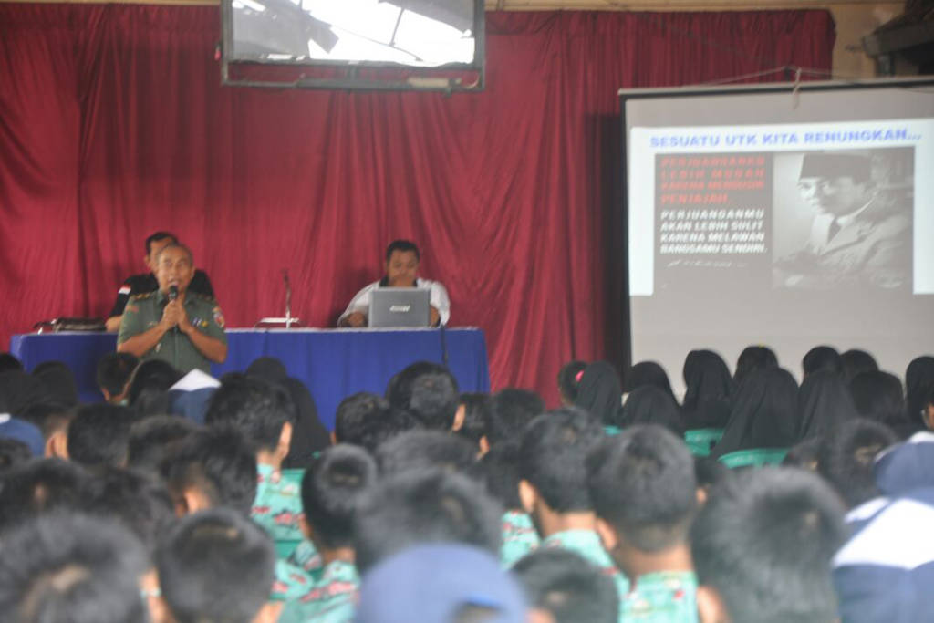 Kepala Staf Kodim Blitar Mayor Inf Rudy Sudjatmiko memberikan pembekalan materi tentang Wawasan Kebangsaan kepada Siswa-siswi SMPN 4 Sananwetan, Blitar, Kamis (2/11/17). (Foto: Gun/Istimewa)