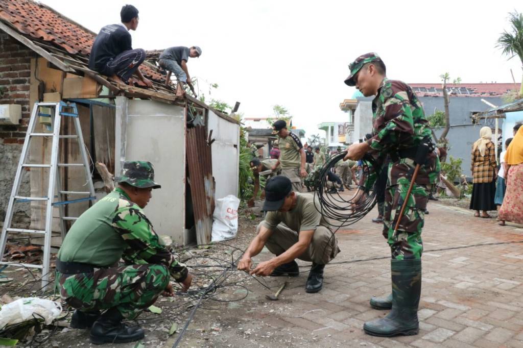 TNI, Polisi dan BPBD turun ke lokasi yang terkena terjangan angin puting beliung di Sidoarjo, Rabu 22 November 2017. Foto: Dok. Penrem