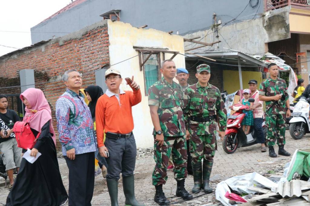 TNI, Polisi dan BPBD turun ke lokasi yang terkena terjangan angin puting beliung di Sidoarjo, Rabu 22 November 2017. Foto: Dok. Penrem