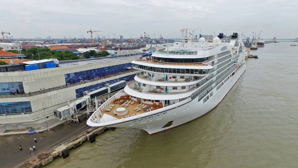 Kapal pesiar Seabourn Encore di Pelabuhan Tanjung Perak untuk ketiga kalinya mengundang banyak pengunjung ke Surabaya North Quay, Rabu (15/11). Foto: Tri Wahyudi/NusantaraNews