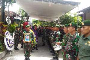 Prosesi pemakaman Kapten Arm Antonius  Pasiops Kodim 0808/Blitar. (Foto: Amrin/Istimewa)