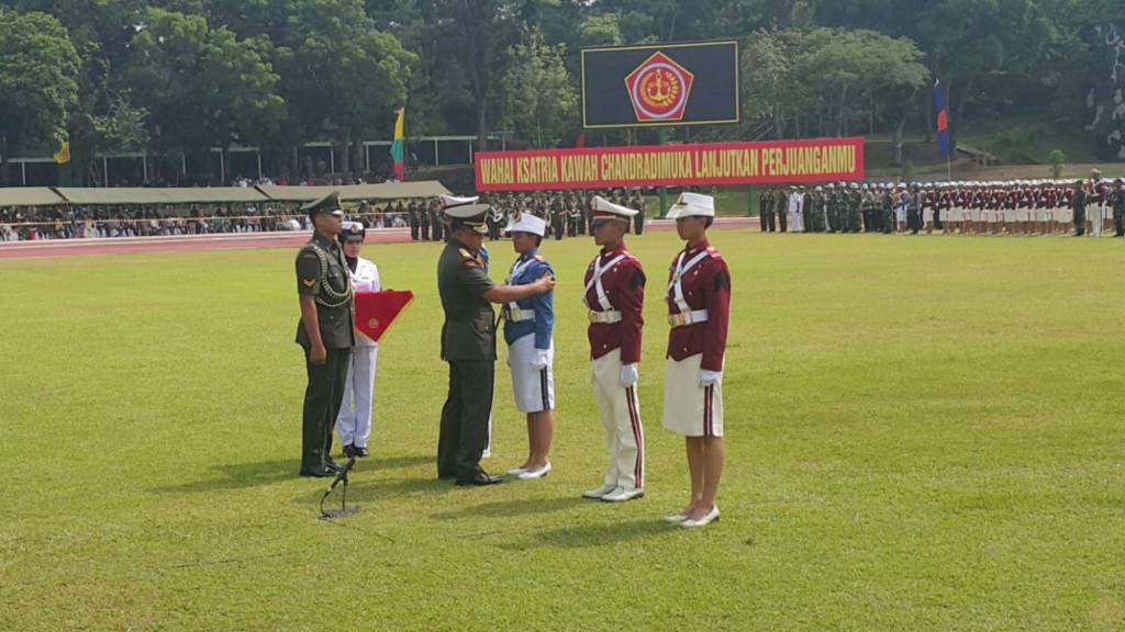 Panglima TNI Jenderal TNI Gatot Nurmantyo saat memimpin upacara Wisuda 717 Taruna-Taruni Akademi TNI dan Akademi Kepolisian, di lapangan Sapta Marga Akmil, Magelang, Jawa Tengah, Kamis (2/11/2017). (Foto: Dok. Puspen TNI/Istimewa)