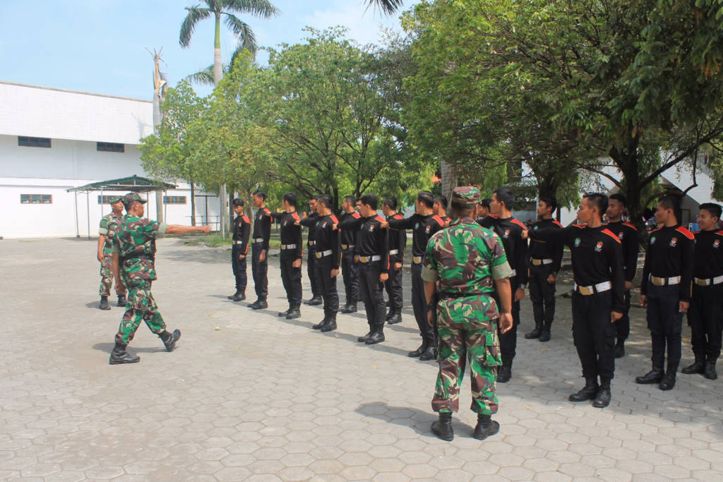 Kapten Inf Muhtar Isnaini Danramil 0810/13 Lengkong beserta anggotanya untuk memberikan latihan PBB di Ponpes Millenium Al – Fiena Kec. Lengkong, Rabu (1/11/17). (Foto: Dok. Penrem)