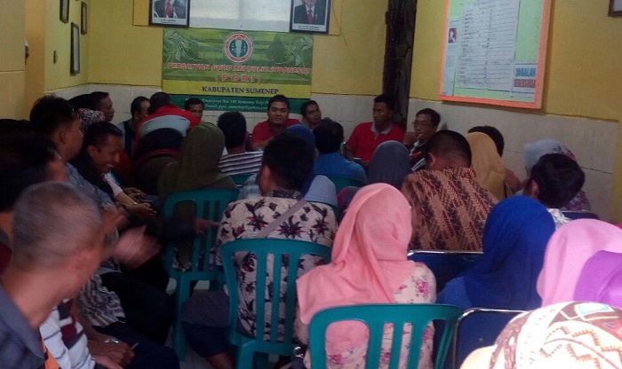 Rapat bersama guru honorer katagori dua Sumenep (Foto Mahdi/Nusantaranews.co)