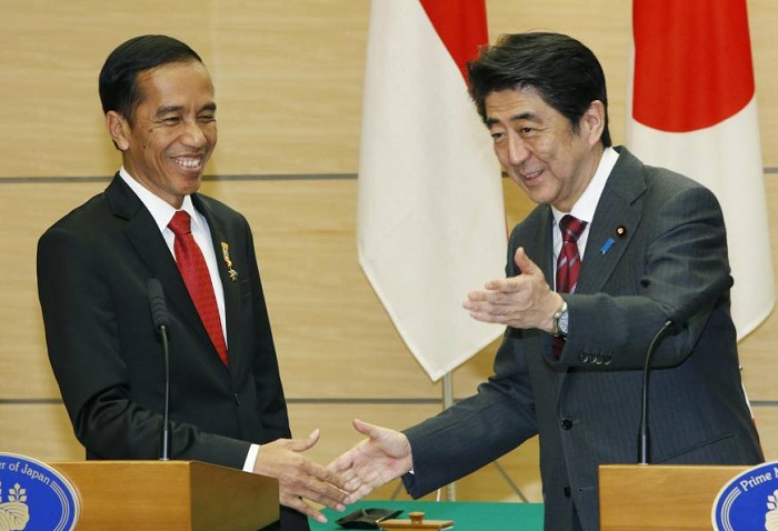 Shinzo Abe dan Jokowi (Foto via Japantimes)