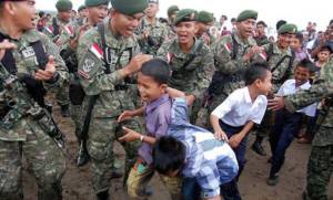 Suka cita anak-anak mengikuti perayaan HUT TNI ke-72. Foto: Twitter/M Harya Prayogi