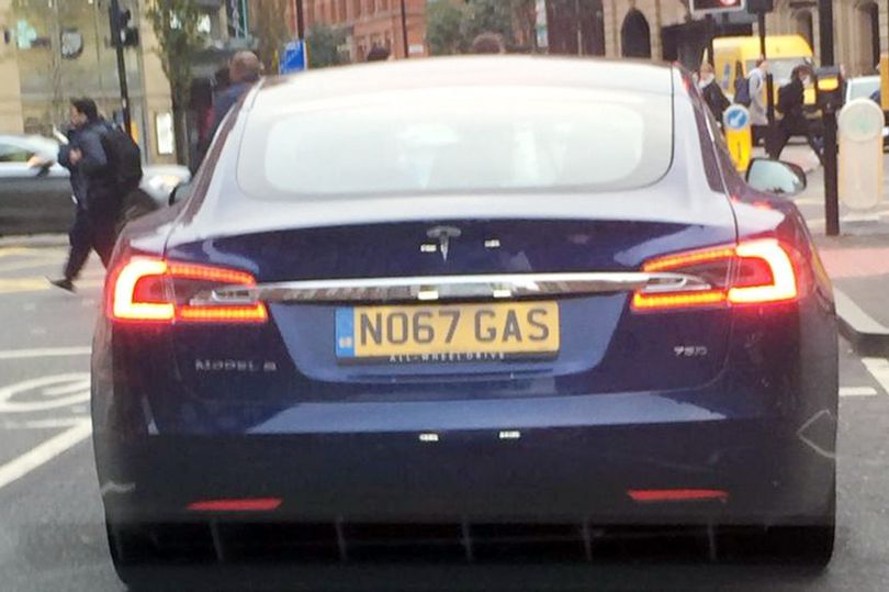 Mobil listrik Tesla Model S1 beroperasi di kota Manchester. (Foto: Manchester Evening News WS)