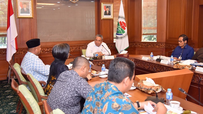 Mendes PDTT, Eko Putro Sandjojo menerima kunjungan Plt Bupati Kutai Kartanegara (Kukar) Edi Damansyah dan Bupati Bolaang Mongondow (Bolmong) Yasti Supredjo Mokoaguw di kantor Kemendes PDTT pada Kamis (2/11/2017). Foto: Dok. Humas Kemendes PDTT