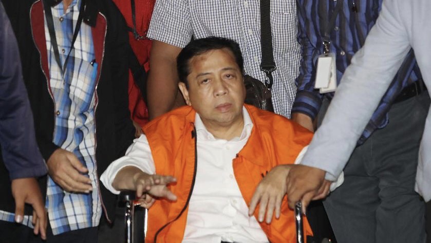 Tersangka korupsi pengadaan kartu tanda penduduk berbasis elektronik (e-KTP), Setya Novanto mengenakan rompi KPK. Foto: Edy Santri/NUSANTARANEWS