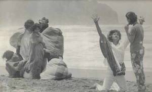 Rendra (jongkok) sedang latihan di Pantai Parangtritis. Foto: Dok. Tembi Rumah Budaya