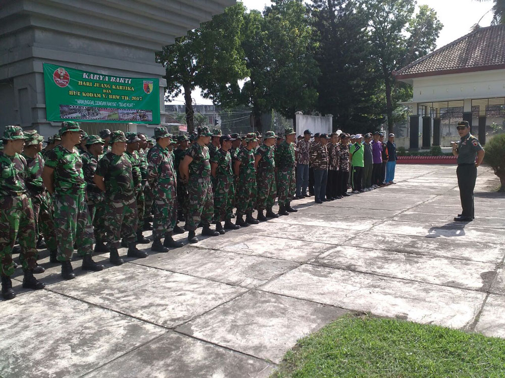 Peringatan Hari Juang Kartika, Kodim 0809/Kediri dan FKPPI bersihkan TMP Joyoboyo, Kediri. Foto: Penrem