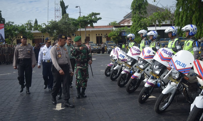 Dandim Tuban Ikuti Gelar Pasukan Operasi Lilin 2017. Foto: Foto Penrem 082/CPYJ/ NusantaraNews