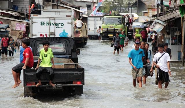 Luapan air saat Tanggul Muara Baru Jebol. Foto: Dok. Merdeka