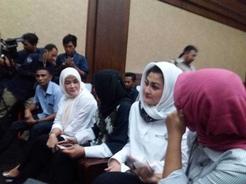 Istri Setya Novanto, Deisti Astriani Tagor kembali mendampingi suaminya di persidangan kasus e-KTP. Foto: NUSANTARANEWS/Restu Fadilah