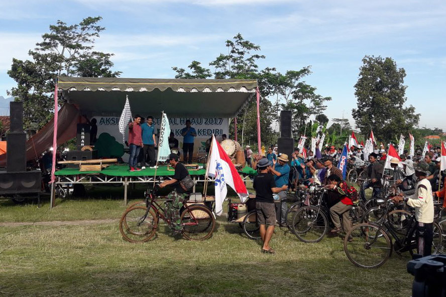 Gerakan penghijauan berjargon "Fesival Hijau dan Aksi Hijau" digelar di lapangan Kelurahan Jamsaren Kecamatan Pesantren Kediri, Jawa Timur. Foto: Dok. Penrem