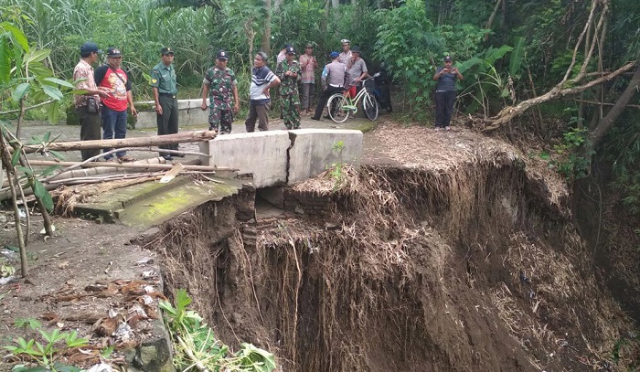 Erosi Tanah Terjadi Usai Dihantam Hujan Terus menerus. Foto Penrem 082/CPYJ