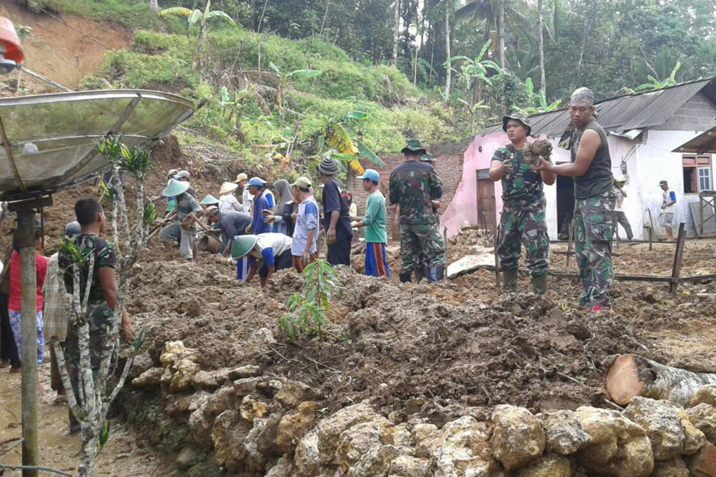 Pasukan Yonif 511/DY membantu masyarakat yang terdampak bencana di Pacitan. Foto: Dok. Penrem