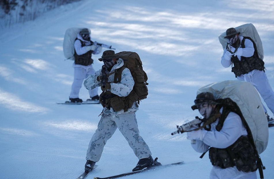 Sebanyak 220 marinir Korea Selatan (South Korean Marine) dan 220 marinir AS (US Marine) gelar latihan perang di musim salju. Foto: REUTERS