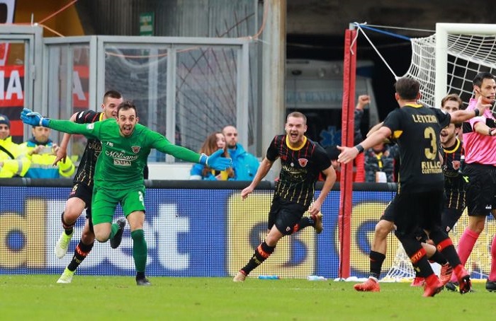 Penjaga gawang Benevento Alberto Brignoli selebrasi usai mencetak gol di detik terakhir laga kontra AC Milan di Stadio Ciro Vigarito, Minggu (3/11). Foto: Insidefoto.com