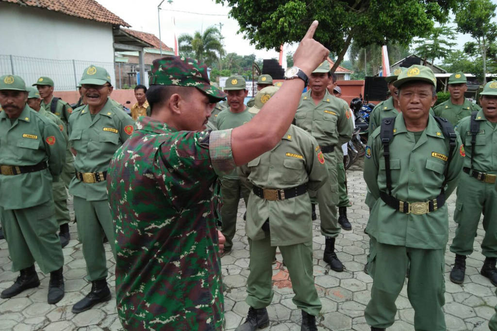 Babinsa Serka Jarkasi, bersama dengan Bhabinkamtibmas, melaksanakan pengecekan anggota Linmas, dalam rangka menciptakan keamanan masyarakat menjelang persiapan Pilkada, Rabu(27/12/2018). Foto: Dok. Penrem