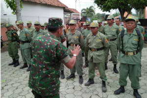 Babinsa Serka Jarkasi, bersama dengan Bhabinkamtibmas, melaksanakan pengecekan anggota Linmas, dalam rangka menciptakan keamanan masyarakat menjelang persiapan Pilkada, Rabu(27/12/2018). Foto: Dok. Penrem