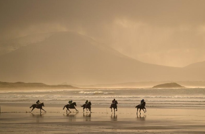 Berkuda di Pantai Tradisi Unik Warga Irlandia (Foto Reuters)