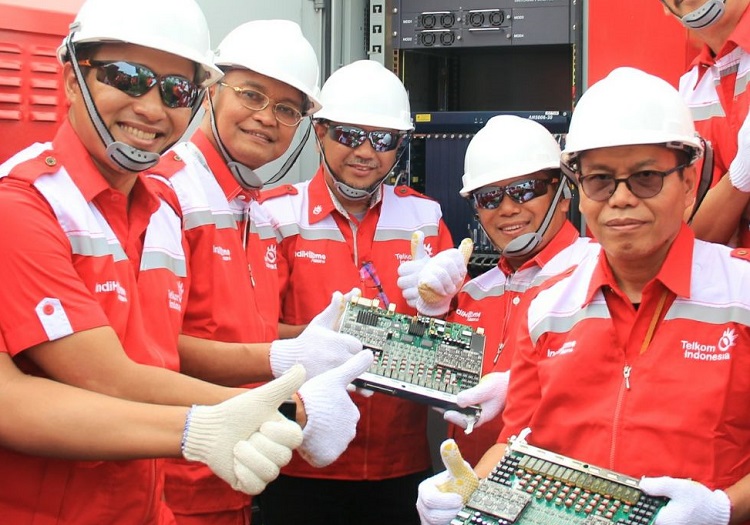 Direktur Network & IT Solution Telkom Zulhelfi Abidin (kedua dari kiri) usai mematikan perangkat MSAN sebagai tanda telah selesainya proses modernisasi jaringan ICT menjadi 100 % Fiber Optik di kota Cilegon (Foto Istimewa/Nusantaranews)