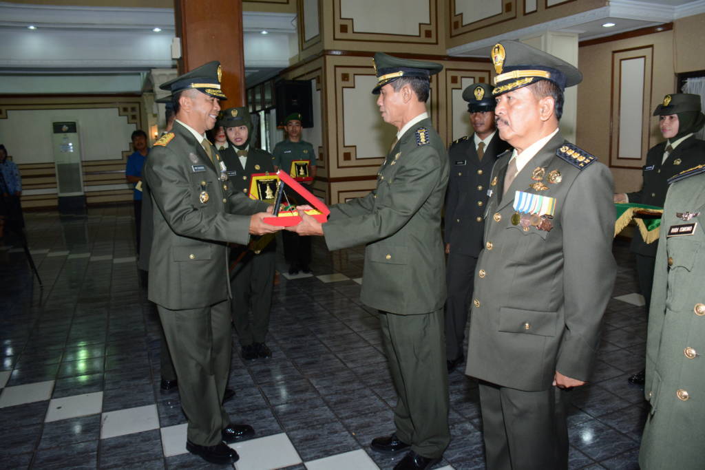 Berberapa Purnawirawan Perwira di jajaran Kodam V/Brawijaya diwisuda Pangdam V/Brawijaya, Mayjen TNI Arif Rahman. Foto: Dodiet Lumwartono/Dok. Penrem