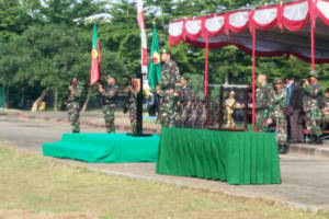 Upacara penyerahan simbol Peleton Yudha Wastu Pramuka Jaya Tahun 2017 yang dipimpin oleh Kepala Staf Divisi Infanteri 2/Kostrad Brigjen TNI Syafrial bertempat di Lapangan Benteng Pendem Kab Ngawi, Sabtu (16/12/17). Foto: Penrem