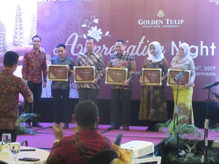 Pemberian penghargaan kepada pejabat Banjarmasin dari Hotel Golden Tulip. Foto: Herpani