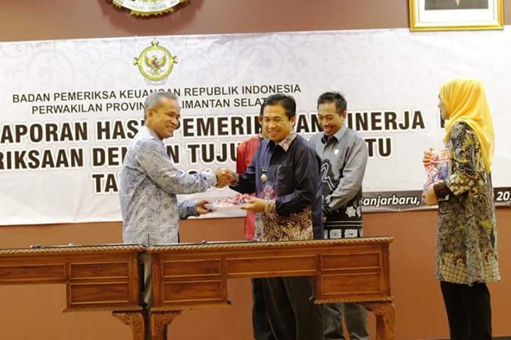 Badan Pemeriksa Keuangan (BPK) perwakilan Kalsel menyerahkan berkas laporan hasil pemeriksaan kinerja danpemeriksaan tahun 2017 kepada para kepala daerah di Kalimantan Selatan. Foto: Herpani