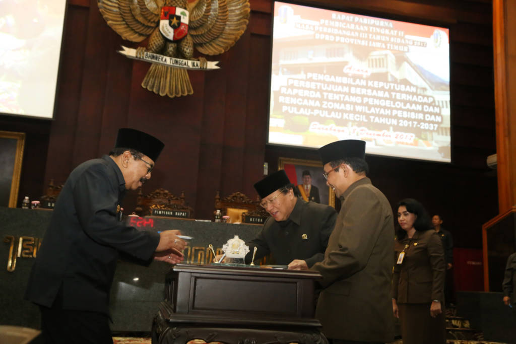 Gubernur Jawa Timur tandatangani Raperda tentang pengelolaan dan rencana zonasi wil pesisir dan pulau2 kecil 2017 - 2037. Foto: Tri Wahyudi/NusantaraNews