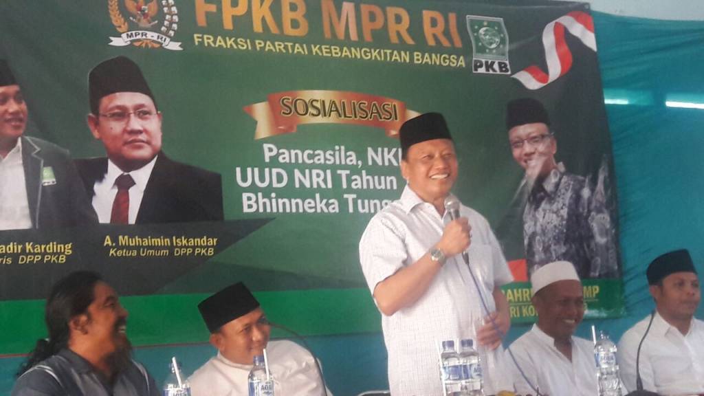 Anggota Komisi I DPR RI, Syaiful Bahri Ansori mengadakan Sosialisasi Empat Pilar di hadapan Puluhan Ikatan Alumni PMII Kabupaten Jember, Selasa (12/12/2017). Foto: Ucok Al Alyubbi/NusantaraNews