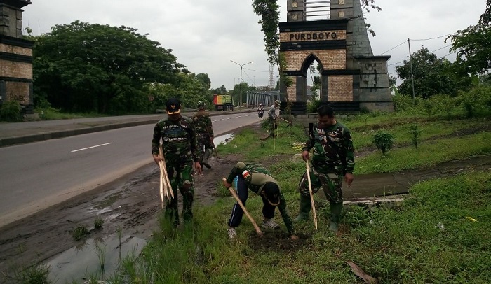 Pentingnya Penghijauan, Kodim 0803/Madiun Tanam Mahoni Sepanjang Jalan Propinsi. Foto Arif Safuan/ NusantaraNews